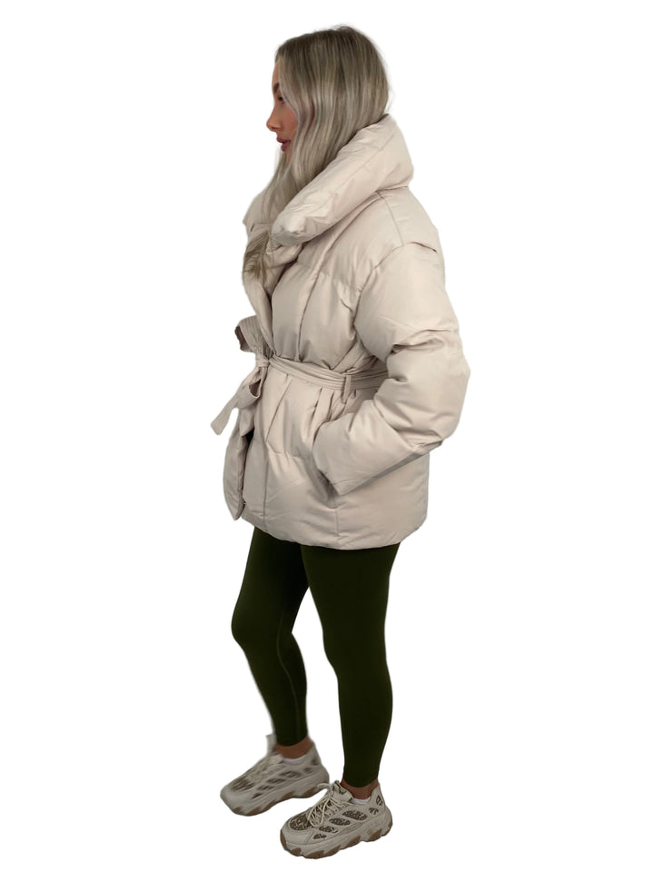 Karly™ – Lyhyt puffer-takki vyötärötaskuilla