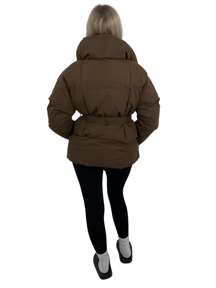 Karly™ – Lyhyt puffer-takki vyötärötaskuilla
