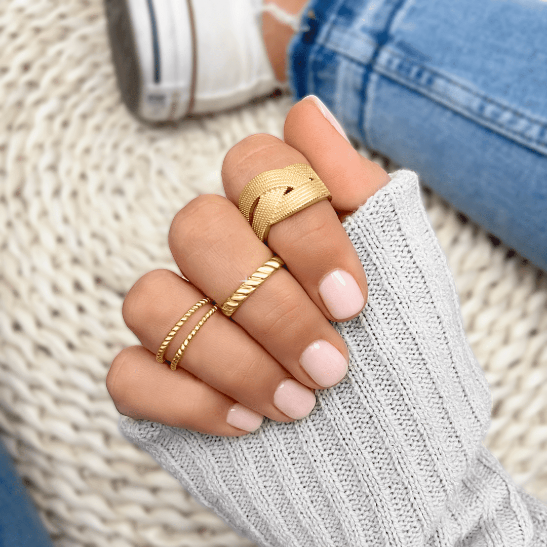 Anillo de líneas trenzadas