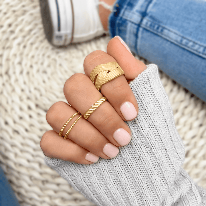 Anillo de líneas trenzadas